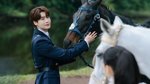 Potret Lee Jong Suk sebagai Heinrey dengan kuda yang siap ditungganginya. Di adegan ini dia terlihat akan menikmati waktu bersama Navier. (Foto: dok. Disney+)