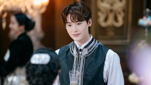 Heinrey datang dari Kekaisaran Barat ke Timur buat sebuah misi. Tanpa terduga perjalanan itu justru membuatnya terlibat dalam plot yang direncanakan Navier (Shin Min Ah). (Foto: dok. Disney+)