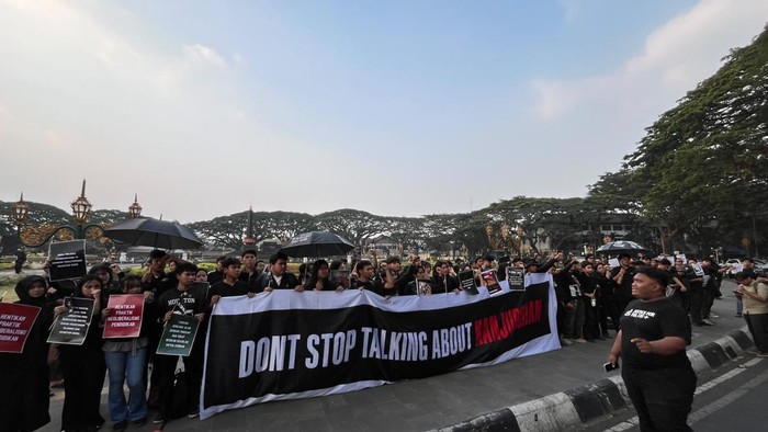 Mahasiswa dan Aremania gelar aksi diam memperingati 4 tahun Tragedi Kanjuruhan di depan Balai Kota Malang