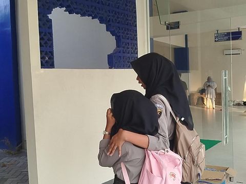Keluarga korban Tragedi Kanjuruhan berdoa di Museum Gate 13 Stadion Kanjuruhan