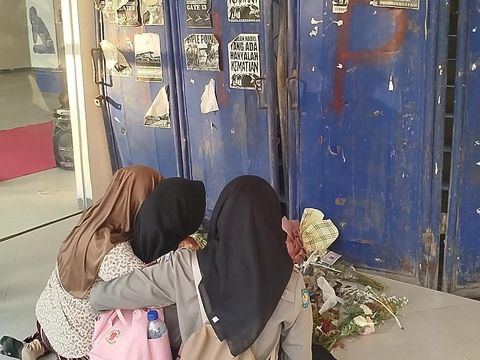 Keluarga korban Tragedi Kanjuruhan berdoa di Museum Gate 13 Stadion Kanjuruhan
