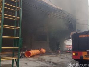 Suasana Terkini Kebakaran Trans Home Jalan Jogja-Solo, Asap Masih Mengepul