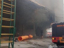 Suasana Terkini Kebakaran Trans Home Jalan Jogja-Solo, Asap Masih Mengepul