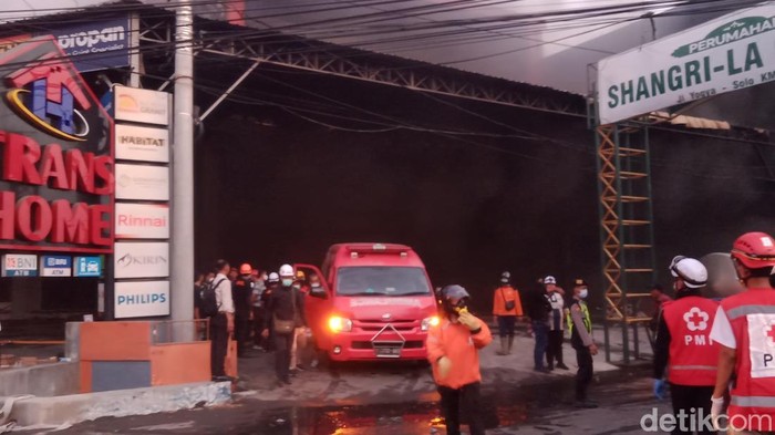 Mobil RS Bhayangkara Jogja melakukan evakuasi di lokasi.