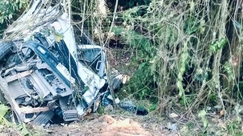 Truk pengakut batu bolder alami rem blong lalu tabrak mobil hingga terjun ke jurang di Desa Sidemen, Karangasem, Kamis (1/10/2026). (Dok. Satlantas Polres Karangasem)