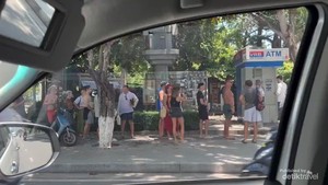 Turis Rusia Berburu Uang Tunai, Ramai-ramai Antre ATM