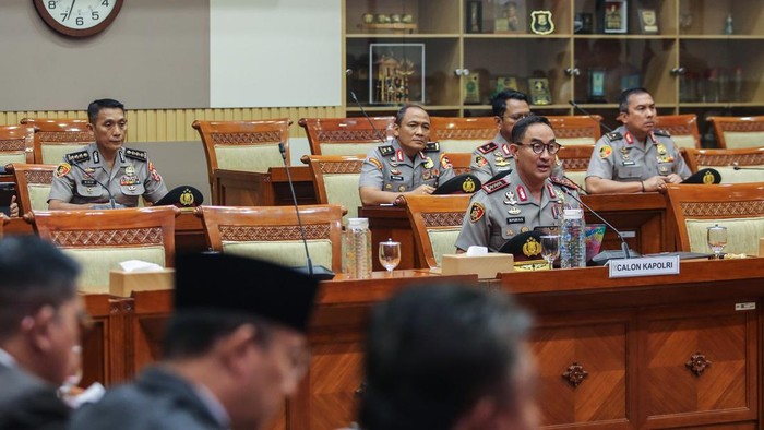 Calon Kepala Kepolisian Negara Republik Indonesia (Kapolri) Komisaris Jenderal Polisi Suyudi Ario Seto (kedua kanan) mengikuti uji kelayakan dan kepatutan di Komisi III DPR, Kompleks Parlemen, Senayan, Jakarta, Kamis (1/10/2026). Komisi III DPR mengg