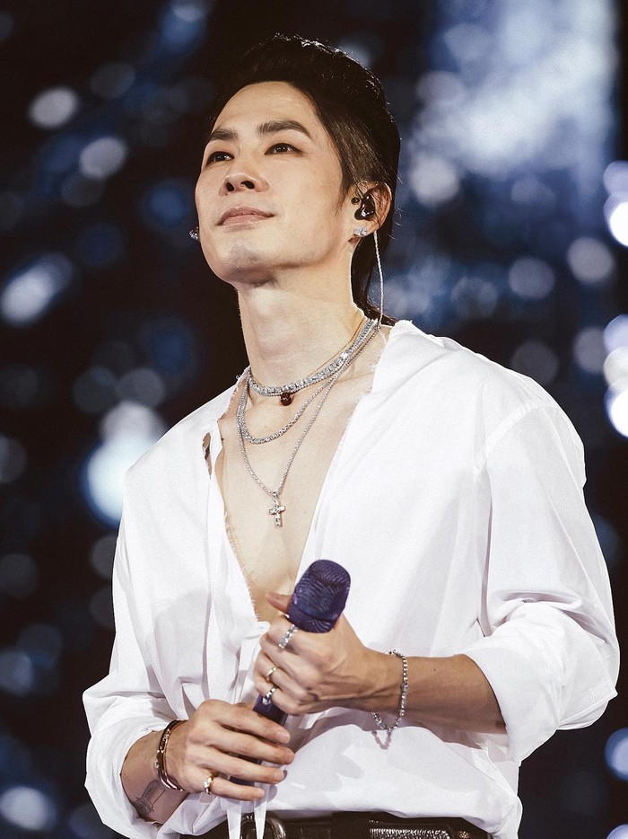 Vanness Wu pakai perhiasan karya desainer Indonesia di konser F*FOREVER di Hangzhou.