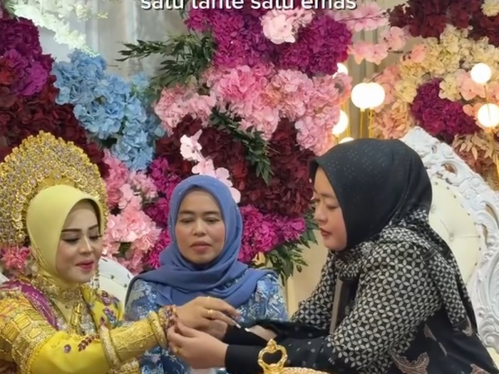Viral momen pernikahan adat Bugis saat masing-masing tante beri emas berupa cincin dan gelang kepada pengantin wanita, mencuri perhatian netizen.
