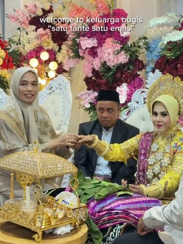 Viral momen pernikahan adat Bugis saat masing-masing tante beri emas berupa cincin dan gelang kepada pengantin wanita, mencuri perhatian netizen. Viral momen pernikahan adat Bugis saat masing-masing tante beri emas berupa cincin dan gelang kepada pengantin wanita, mencuri perhatian netizen.