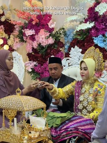 Viral momen pernikahan adat Bugis saat masing-masing tante beri emas berupa cincin dan gelang kepada pengantin wanita, mencuri perhatian netizen. Viral momen pernikahan adat Bugis saat masing-masing tante beri emas berupa cincin dan gelang kepada pengantin wanita, mencuri perhatian netizen.