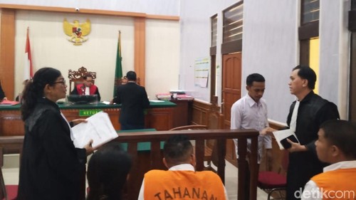 Akb saat menjalani sidang vonis di Pengadilan Negeri Denpasar, Kamis (1/10/2026). Dokumentasi Wibhi Leksono