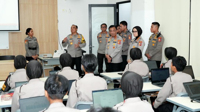 Wakapolri Komjen Dedi Prasetyo mengecek metode serta sarana pendidiikan di Sepolwan, Ciputat, Jakarta Selatan, Rabu (30/9/2026).
