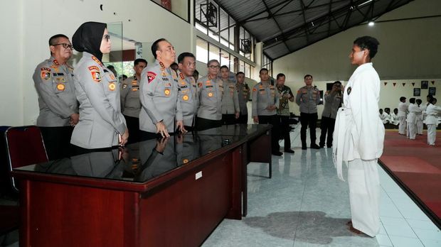 Wakapolri Komjen Dedi Prasetyo mengecek metode serta sarana pendidiikan di Sepolwan, Ciputat, Jakarta Selatan, Rabu (30/9/2026).