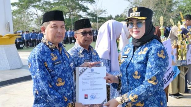 Wali Kota Kendari Siska Karina Imran memberikan bantuan di Hari Kesaktian Pancasila. Wali Kota Kendari Siska Karina Imran memberikan bantuan di Hari Kesaktian Pancasila.