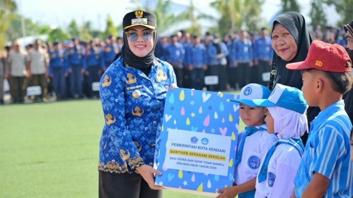 Wali Kota Kendari Siska Karina Imran memberikan bantuan di Hari Kesaktian Pancasila.