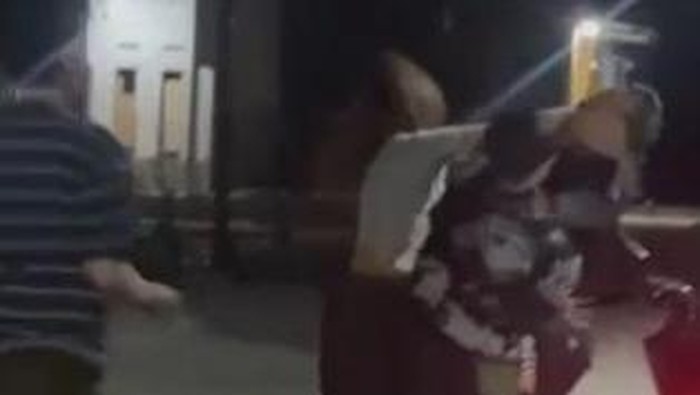 Wanita berkelahi dengan suami temannya di Makassar.