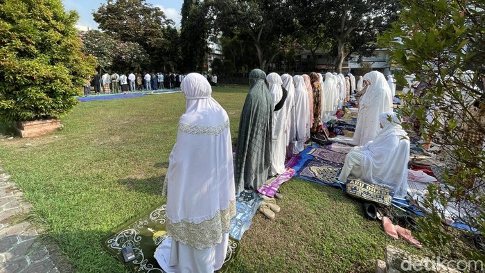Warga salat istisqa di Masjid Agung Pangandaran.