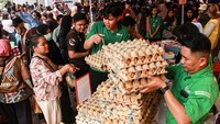Warga membeli kebutuhan pokok saat Gerakan Pangan Murah di Kantor Kelurahan Kereng Bangkirai, Palangka Raya, Kalimantan Tengah, Kamis (1/10/2026). ANTARA FOTO/Auliya Rahman