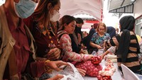 Sejumlah paket sembako dijual kepada warga dalam Gerakan Pangan Murah di Palangka Raya. Ada beras, telur hingga bumbu dapur. ANTARA FOTO/Auliya Rahman 