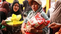Pemerintah Kota Palangka Raya menyediakan 1.000 paket dengan harga terjangkau untuk membantu menjaga stabilisasi pasokan dan harga pangan. ANTARA FOTO/Auliya Rahman 