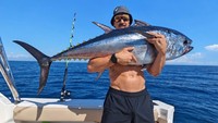 Tangkap dan lepaskan, tulis Zlatan Ibrahimovic sambil berpose dengan ikan tuna di tangannya, Kamis (1/10/2026). (Foto: dok Instagram zlatan)