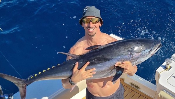 Gokil! Zlatan Ibrahimovic Mancing Dapat Tuna Raksasa