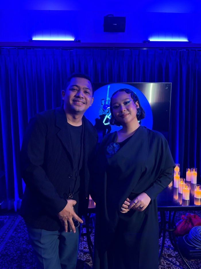 Ade Govinda luncurkan album Blue. bersama Gloria Jessica, mengupas patah hati. Lagu Timpang jadi tantangan emosional bagi Gloria setelah kehilangan ibunya.