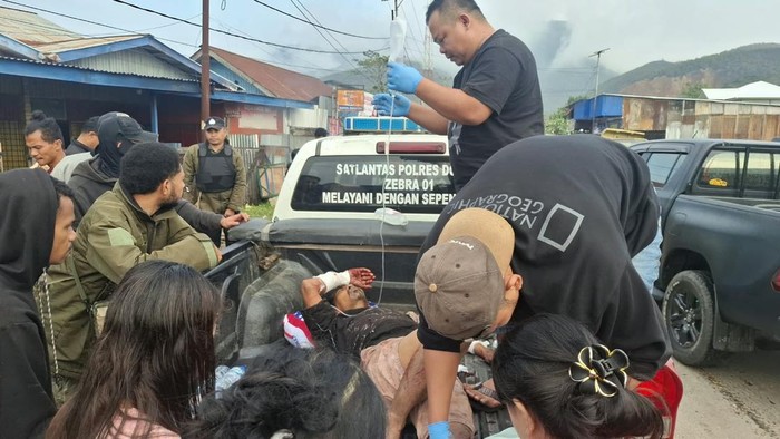 Aipda Agus Sugianto, anggota polisi, dikeroyok empat orang dengan samurai di Dogiyai, Papua.