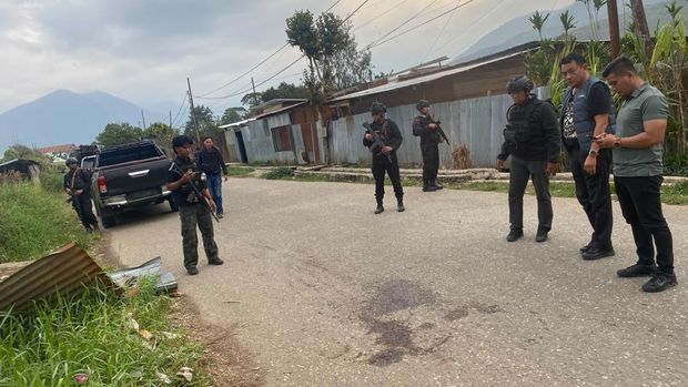 Aipda Agus Sugianto, dikeroyok empat OTK bersenjata samurai di Dogiyai, Papua Tengah. Aipda Agus Sugianto, anggota Polsek Kamu, dikeroyok empat OTK bersenjata samurai di Dogiyai, Papua Tengah.