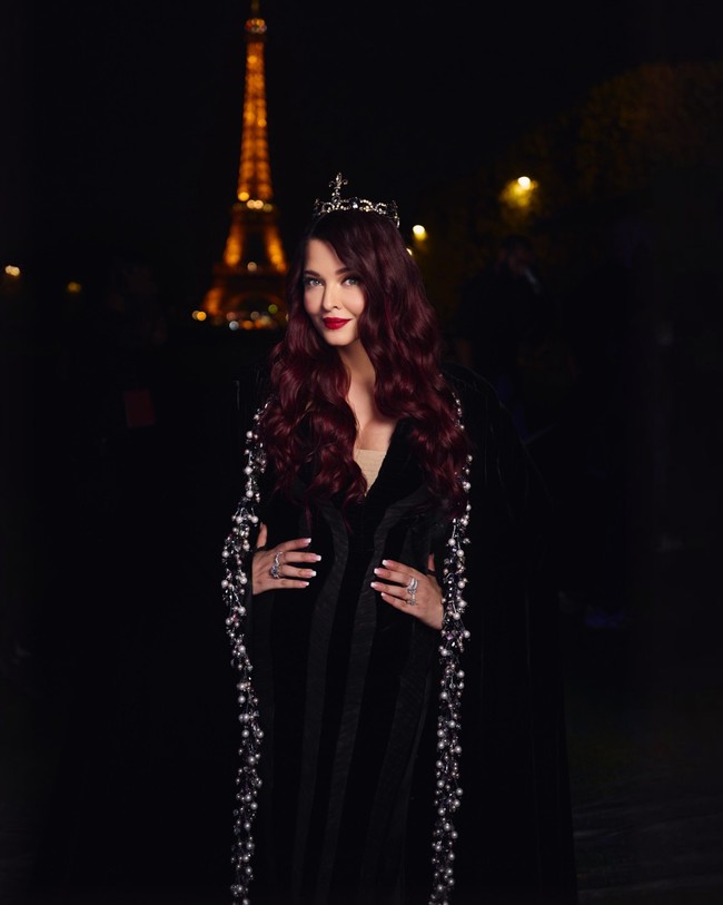 Miss World 1994 tersebut kembali berjalan di runway bersama deretan aktris dan model terkenal, Viola Davis, Kristen Bell, Simone Ashley, Eva Longoria, dan Kendall Jenner. Foto: Instagram @aishwaryaraibachchan_arb