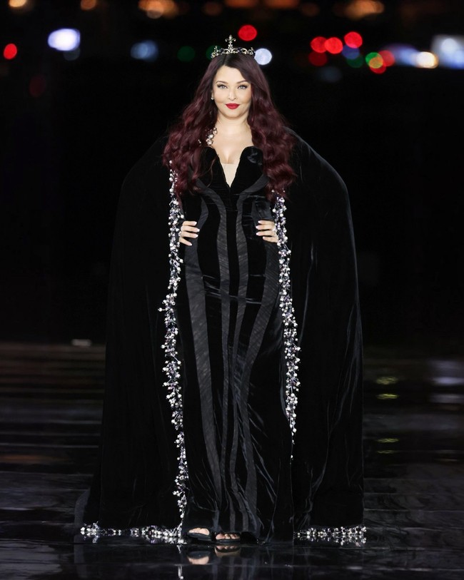 Aishwarya Rai Bachchan berjalan di Paris Fashion Week untuk parade busana ’Express Your Worth dari LOreal Paris. Gayanya menuai perbincangan di media sosial. Foto: Instagram @aishwaryaraibachchan_arb