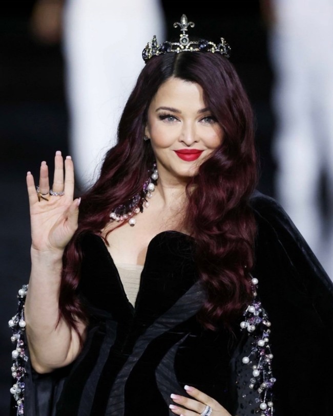 Bintang Bollywood tersebut tampil dengan gaya baru. Ia berjalan di catwalk dengan rambut burgundy yang membuat istri Abhishek Bachchan tersebut semakin mencuri atensi. Foto: Instagram @aishwaryaraibachchan_arb