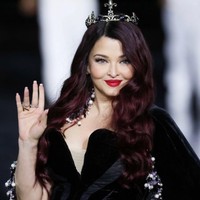 Potret Aishwarya Rai Jadi Model di Paris Fashion Week dengan Rambut Burgundy