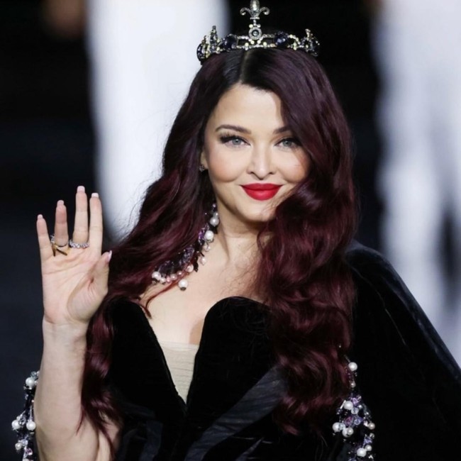 Potret Aishwarya Rai Jadi Model di Paris Fashion Week dengan Rambut Burgundy
