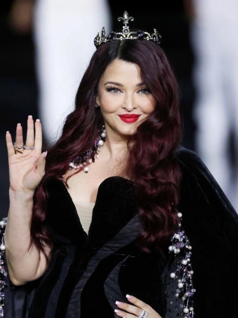 Potret Aishwarya Rai Jadi Model di Paris Fashion Week dengan Rambut Burgundy