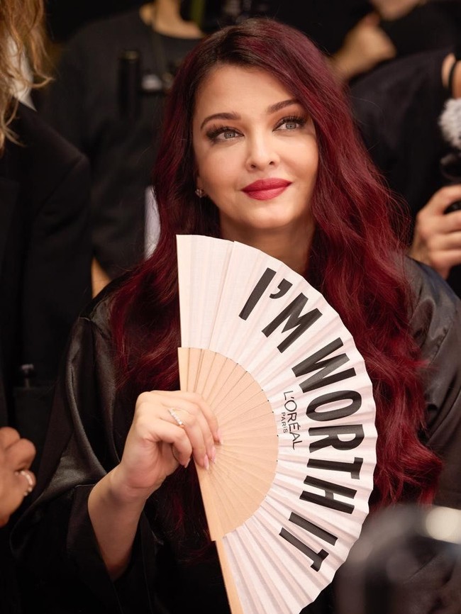 Dalam foto dan video yang viral, aktris Bollywood tersebut menampilkan aksi runway yang menjadi ciri khasnya yakni memberikan ciuman jauh yang diikuti gestur namaste kemudian simbol hati. Foto: Instagram @aishwaryaraibachchan_arb