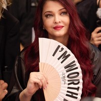 Dalam foto dan video yang viral, aktris Bollywood tersebut menampilkan aksi runway yang menjadi ciri khasnya yakni memberikan ciuman jauh yang diikuti gestur namaste kemudian simbol hati. Foto: Instagram @aishwaryaraibachchan_arb