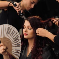 Dalam foto, bintang ‘Devdas’ itu terlihat didandani dengan aksentuasi lipstik merah dan bulu mata lentik maksimal. Foto: Instagram @aishwaryaraibachchan_arb
