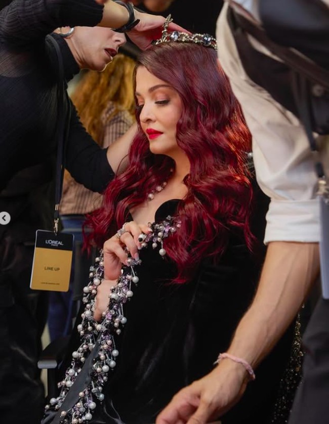 Gayanya juga dilengkapi tiara yang ‘mengukuhkan’ kehadiran wanita 52 tahun tersebut sebagai ‘ratu’. Foto: Instagram @aishwaryaraibachchan_arb