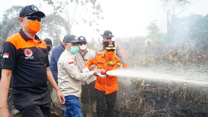 Al Haris ikut serta dalam memadamkan karhutla di Jambi