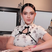 Penampilan Amanda Manopo jadi sorotan usai dibagikan MUA yang meriasnya ke Instagram, Priscilla Septyanti. Banyak yang menyebut Amanda terlihat begitu berbeda hingga hampir tak dikenali. Foto: Instagram/@prscillas