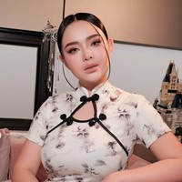 Di look pertama Amanda tampil dalam makeup bernuansa nude. Penampilannya makin lengkap dengan rambut sleek bun dan aksesori tusuk konde khas wanita Tionghoa. Foto: Instagram/@prscillas