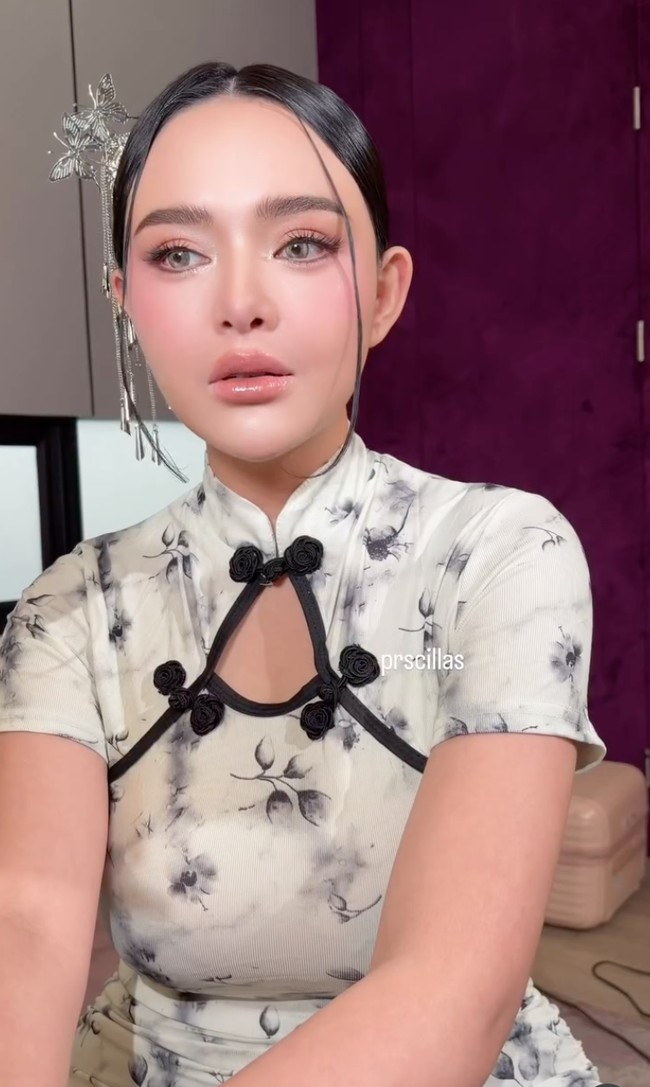 Penampilan Amanda makin memukau dengan dress cheongsam bernuansa abu-abu dan hitam. Foto: Instagram/@prscillas
