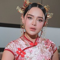 Di look kedua ibu satu orang anak itu kenakan cheongsam motif floral berwarna merah. Hair piece yang dikenakan juga tampak lebih ramai dibandingkan dengan look sebelumnya. Foto: Instagram/@prscillas