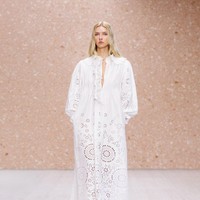 Gaya Putri Gwyneth Paltrow Debut Runway, Melenggang di Paris Fashion Week