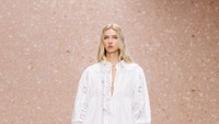 Gaya Putri Gwyneth Paltrow Debut Runway, Melenggang di Paris Fashion Week