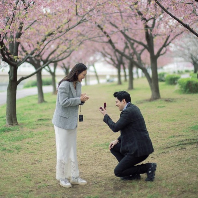 Maxime Bouttier juga melamar Luna Maya di Jepang pada April 2025. Pohon Sakura seolah menjadi saksi dan pemandangan indah pada momen yang dibagikan keduanya di media sosial. Foto: Dok. Instagram