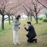 Maxime Bouttier juga melamar Luna Maya di Jepang pada April 2025. Pohon Sakura seolah menjadi saksi dan pemandangan indah pada momen yang dibagikan keduanya di media sosial. Foto: Dok. Instagram