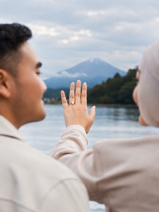 Putri Tommy Soeharto, Puteri Modiyanti juga dilamar oleh kekasihnya, Sandy Harun di Jepang. Lamaran romantis terjadi dengan pemandangan Gunung Fuji, kawasan Danau Kawaguchiko. Foto: Dok. Instagram